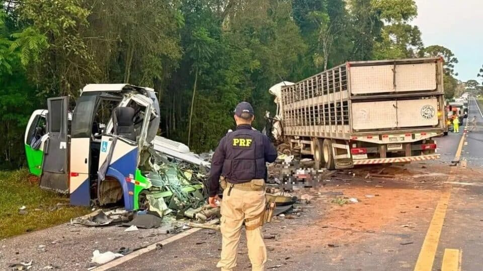 Grave acidente em rodovia paranaense deixa 23 mortos