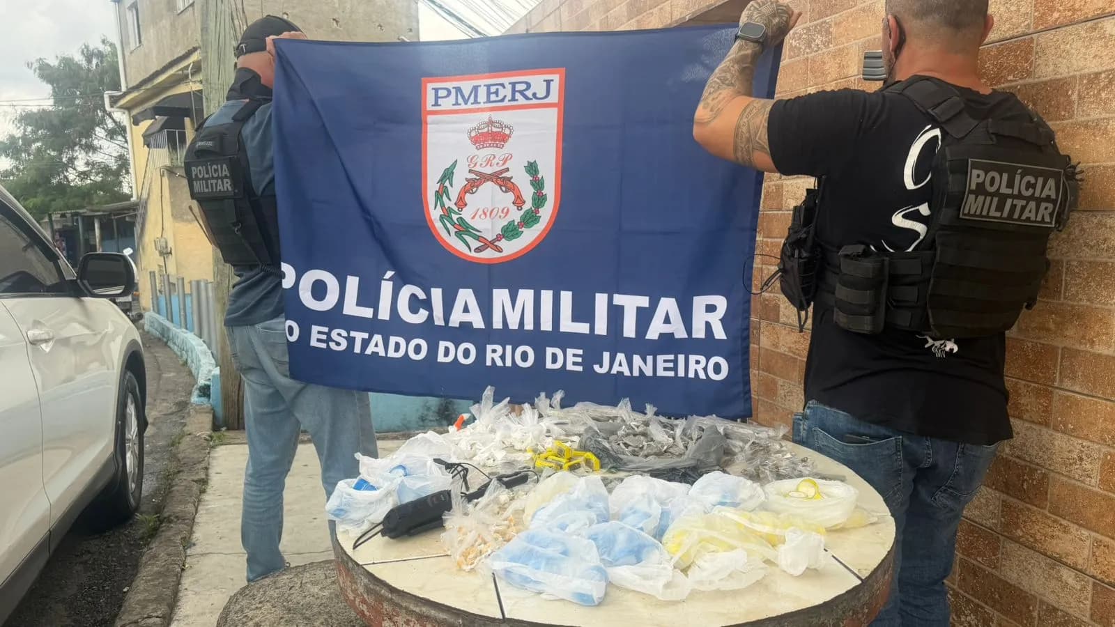 Ação policial resulta na prisão de jovem por suspeita de tráfico de drogas no Rio de Janeiro