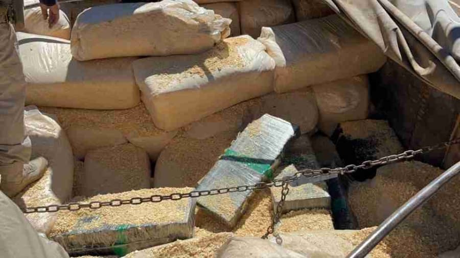 PRF apreende grande quantidade de maconha oculta em carga de maravalha na BR-277