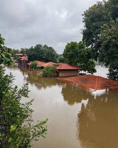 Elevação dos rios em Foz do Iguaçu resulta em alagamento de clube recreativo